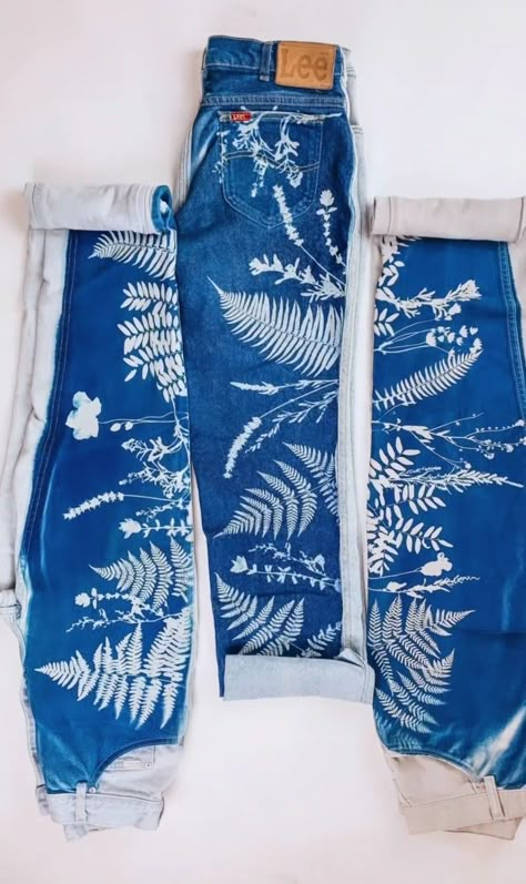 Cyanotype On Jeans, Painted Overalls Diy, Diy Fabric Painting Ideas, Cyanotype Clothing Diy, Cyanotype Jeans, Artistic Jeans, Bleach Art Jeans, Cyanotype Projects, Paint On Clothes