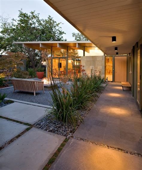 Are you looking for a way to give your outdoor space a modern makeover? Whether you’re looking for an elegant and contemporary look for your garden, p... Midcentury Patio, Mid Century Modern Backyard, Mid Century Landscaping, Pavers Patio, Modern Backyard Design, Mid Century Modern Exterior, Modern Patio Design, Concrete Patios, Contemporary Patio