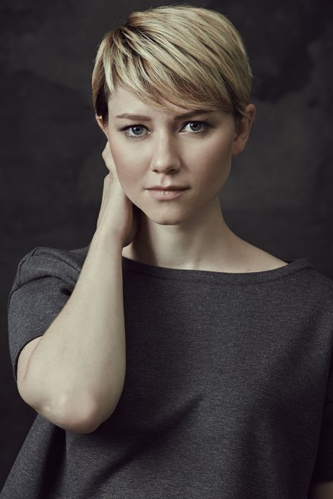 Valorie Curry as Emma Hill in "The Following" on FOX. Valorie Curry, Pixie Haircut Styles, Pixie Cut Styles, Short Hair Hacks, Pixie Styles, Best Pixie Cuts, Round Face Haircuts, Hair Makeover, Short Pixie Haircuts