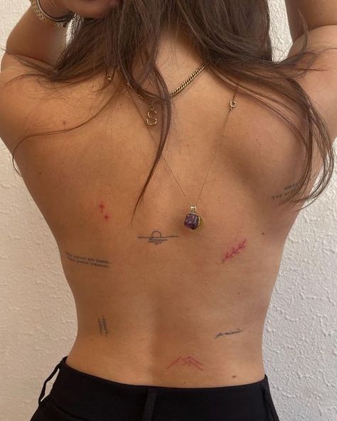 Small Back Tattoos, Petit Tattoo, Triangle Tattoos, Small Pretty Tattoos, Red Ink Tattoos, Red Tattoos, Selfie Photography, Classy Tattoos, Back Tattoo Women