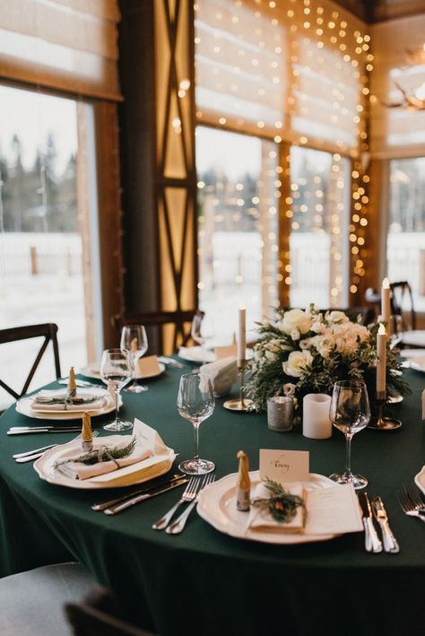 Green Table Settings, Emerald Green Wedding Theme, Hunter Green Wedding, Green Tablescape, Gold Winter Wedding, Forest Green Wedding, Round Wedding Tables, Green Wedding Decorations, Dark Green Wedding