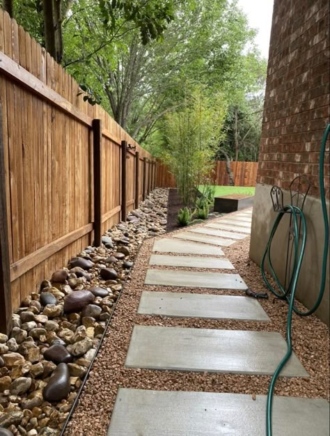 Backyard Walkway, Side Yard Landscaping, Pathway Landscaping, Diy Backyard Landscaping, Front Porch Ideas, Home Landscaping, Outdoor Decor Backyard, Backyard Garden Design, Backyard Fences