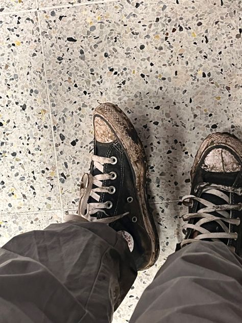 Muddy Aesthetic, Muddy Shoes Aesthetic, Weird Converse, Worn Out Converse, Converse Sucios, Apocalypse Converse, Dirty Converse Aesthetic, Dirty Converse, Converse Emo Aesthetic