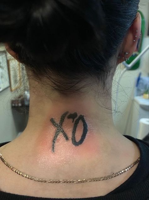 Xo Logo, The Weeknd Tattoo, Xo Tattoo, Neck Tattoo Ideas, Maching Tattoos, Girl Neck Tattoos, Side Neck Tattoo, Omerta Tattoo Design, Tattoo Design Hand