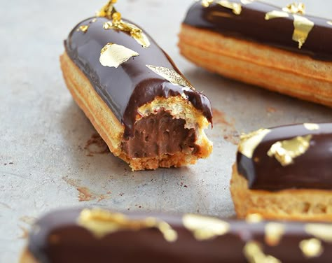 Pssst. Let me give you a little inside pastry info:...take a look Choux Cream, Chocolate Eclairs, Eclair Recipe, French Baking, Fruit Bars, Chocolate Eclair, Chocolate Pastry, Plating Ideas, Pastry Pie