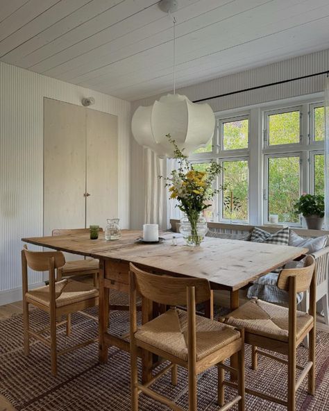 my scandinavian home: A Relaxed Swedish Family Home, Where Sofa's are Part of the Fun! Swedish Dining Room, Swedish Home Decor, Swedish Homes, Norwegian House, Swedish Home, My Scandinavian Home, Swimming Pool House, Swedish House, Scandinavian Living