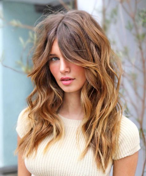 Tipos de cortes de pelo largo: Despuntado, Escalonado o Shaggy Balayage Shag, Light Brown Hair Dye, Bardot Bangs, Brown Hair Inspiration, Honey Balayage, Layered Haircuts With Bangs, Brown Hair Dye, Hair Color Light Brown, Shoulder Length Hair Cuts