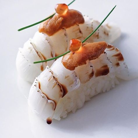 Cuttlefish sushi Fancy Sushi, Sashimi Recipe, Sushi Ingredients, Sushi Menu, Nigiri Sushi, Vegan Sushi, Sushi Recipes, Sushi Rice, International Recipes