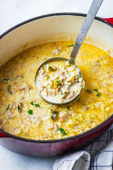 Creamy Cauliflower Rice Chicken Soup - A quick and easy meal that's perfect to warm you up. - #recipe by #eatwell101 Creamy Cauliflower Rice, Cauliflower Rice Soup, Rice Chicken Soup, Recipe With Cauliflower, Tartiflette Recipe, Keto Chicken Soup, Keto Soups, Chicken Soup Recipe, Soup Appetizers