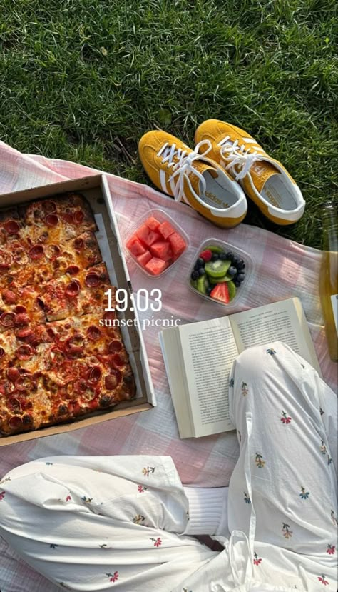 Picnic Date Food, Picnic Inspiration, Picnic Date, Picnic Food, Summer Plans, Instagram My Story, روتين العناية بالبشرة, Instagram Photo Ideas Posts, Ideas For Instagram Photos