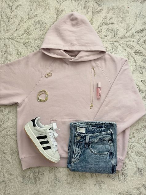 cute basic pink hoodie outfit with jeans How To Style Pink Hoodie, Light Grey Hoodie Outfit, Light Pink Hoodie Outfit, Pink Zip Up Hoodie Outfit, Jeans And Hoodie Outfit, Hoddies Outfits Woman, Clothes For Middle School, Cute Comfy Outfits For Winter, Fits For High School