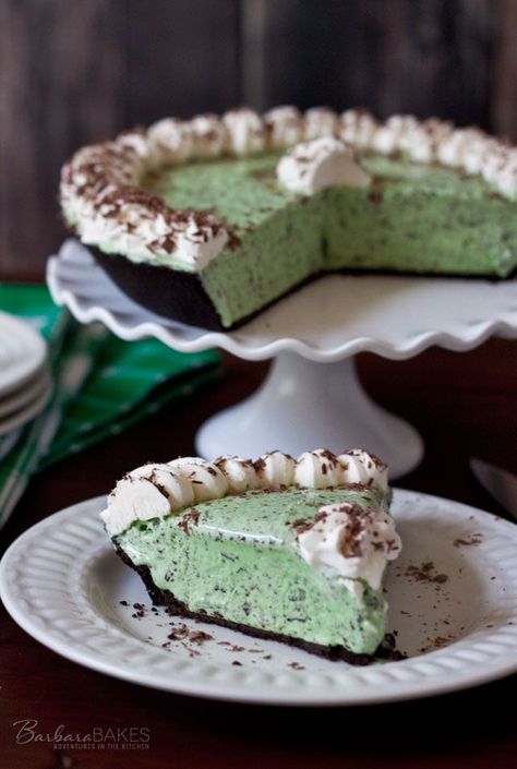 Mint Chocolate Chip Pie, Mint Chocolate Chip Ice Cream Pie, St Patricks Food, Chocolate Lasagna Recipe, Chocolate Chip Pie, Chocolate Lasagna, Mint Chocolate Chip Ice Cream, St Patricks Day Food, Mint Chocolate Chip