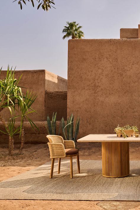 A luxurious outdoor dining area at a villa, featuring a teak table and chairs designed by Christophe Delcourt and Marck Merckx. The setting includes contemporary outdoor furnishings in terracotta colors, creating an elegant and high-quality garden decor. Terracotta Terrace, Luxury Outdoor Dining, Christophe Delcourt, Dining Table Rectangle, Dining Table Rectangular, Bar Counters, Ricardo Bofill, Italian Bar, Ribbon Pattern