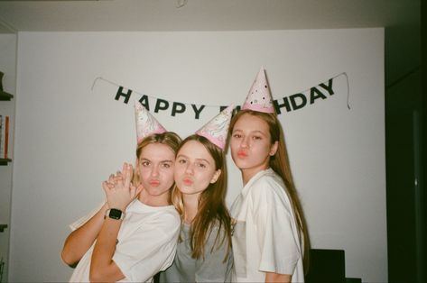 Birthday Picture Ideas Friends, Birthday With Friends, Seventeenth Birthday, Birthday Haul, Champagne Birthday, Film Photos, 19th Birthday, 22nd Birthday, Bday Girl