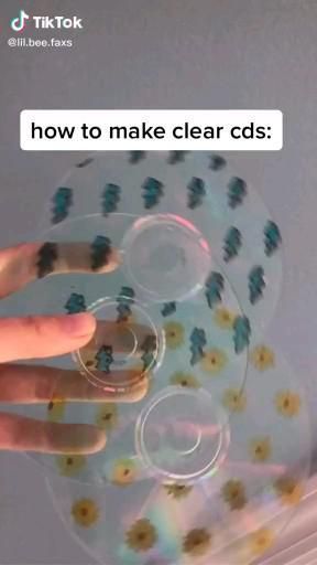 How To Make Painted Cds, Disk Decoration Ideas, How To Paint Cds Aesthetic, Room Decor With Cds Wall Art, How To Hang Up Cds On Wall, Cds On Wall Ideas Aesthetic, Cool Things To Do With Cds, Room Wall Drawing Ideas Aesthetic, What To Do With Cds Ideas