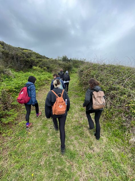 Friend Group Library, Group Project Aesthetic, Big Friend Group, Big Group Of Friends, Walking Group, Boys Trip, Trekking Photography, Hiking Group, Sea Club