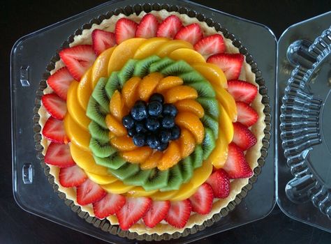 Fresh Fruit Tart Design, Fruit Tart Decoration Ideas, Fruit Tart Decoration, 25th Anniversary Cake Ideas, Portuguese Breakfast, Fruits Tart, Anniversary Cake Ideas, 25th Anniversary Cake, Neapolitan Cake