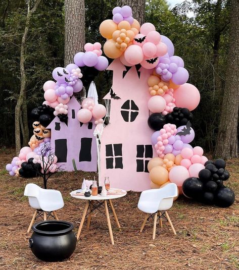 Festa Hotel Transylvania, Spooky Balloons, Halloween First Birthday, Halloween Themed Birthday Party, Halloween Decor Diy, Fun Decorations, Halloween Backdrop, Halloween Balloons, Purple Balloons