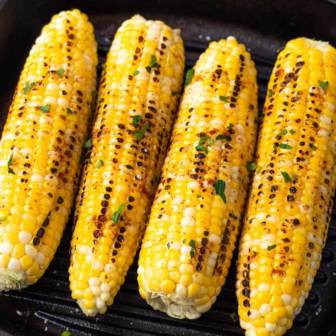 Grilling fresh corn on the cob is a delicious way to enjoy a sweet summer staple! This recipe is easy, quick, and can be made using an outdoor grill or a grill pan on the stove. How To Grill Corn On The Cob On Stove, Grilled Corn On Stove Top, Pan Fried Corn On The Cob, Cast Iron Corn On The Cob, How To Roast Corn On The Stove, Skillet Corn On The Cob, Grill Pan Recipes, Grilled Corn Recipe, Vegan Grilling Recipes