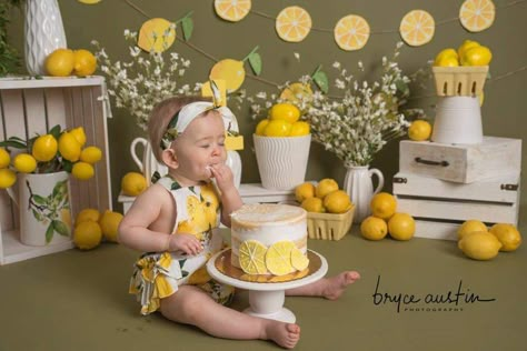 Lemonade Decor, Cake Smash Theme, Cake Smash Pictures, 1st Birthday Girl Decorations, Mini Photo Sessions, Baby Cake Smash, Lemonade Party, Decoration Photo, Foto Baby