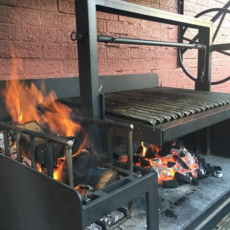 Gaucho Grill Outdoor, Grill Design Outdoor, Modern Backyard Kitchen, Gaucho Grill, Backyard Kitchen Ideas, Asado Grill, Barbeque Design, Barbeque Grill Design, Argentine Grill