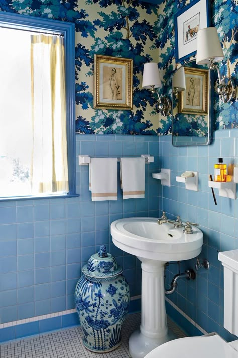 Vintage Blue Tile Bathroom, Vintage Tile Bathroom, Wallpaper Lighting, Vintage Tegel, Blue Bathroom Tile, Yellow Bathroom, Sandberg Wallpaper, Retro Bathrooms, Blue Tile