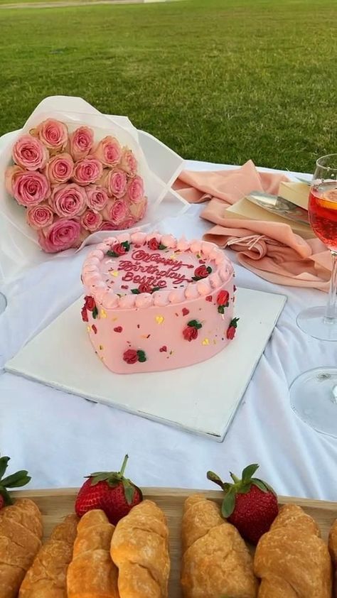 Healthy Meals Meal Prep, Valentines Picnic, Food Ideas Easy, Aesthetic Wallpaper Backgrounds, Picnic Date Food, Picnic Cake, Healthy Recipes Easy, Picnic Inspo, Easy Healthy Meals