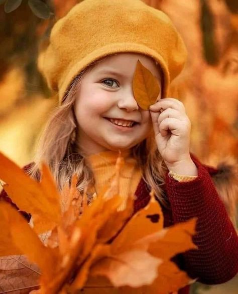 Autumn Photography Portrait, Toddler Poses, Studio Family Portraits, Fall Photo Shoot Outfits, Toddler Photoshoot, Fall Family Portraits, Toddler Photos, Best Winter Outfits, Family Photo Pose