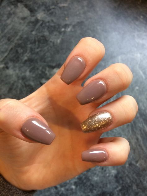 Nails To Go With Rust Dress, Brown Nails Gold Glitter, Classy Fall Nails Coffin, Brown And Gold Glitter Nails, Brown Sparkle Nails Acrylic, Light Brown Nails With Glitter, Brown Nails With Gold Accent, Brown Nails With Accent Nail, Gold And Tan Nails