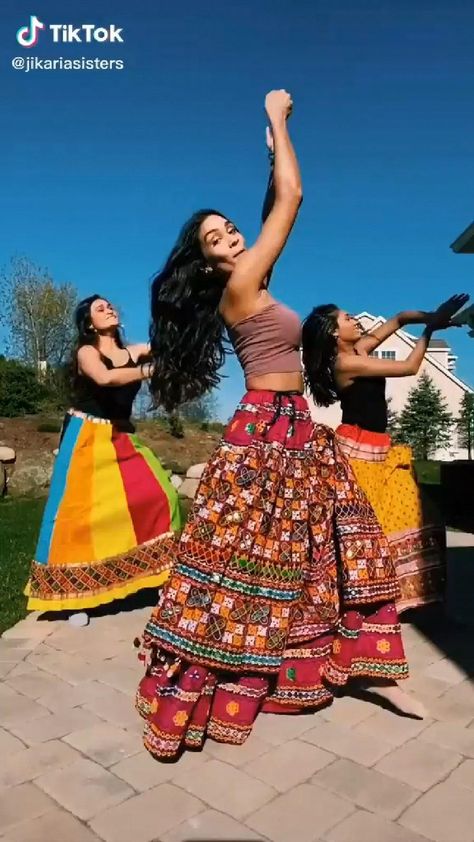 Bhangra Dance Videos, Garba Video Dance Navratri, Indian Dance Videos, Garba Poses, Navratri Dance, Garba Dance Video, Dandiya Dance, Indian Dances, Indian Dancing