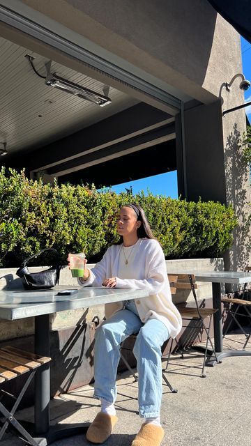 Allison Bucheleres on Instagram: "Cashmere sweaters + fuzzy slides all winter long 🧸🤎 • • • Outfit inspo, outfit inspiration, street style, casual look, aesthetic fashion, cashmere cardigan, sweater weather" Fuzzy Cardigan Outfit, Fuzzy Slides, Long Outfit, Cardigan Outfit, Model Looks, Fuzzy Cardigan, Model Look, Style Inspiration Fall, Inspo Outfit