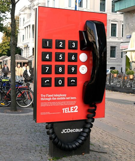 Giant phone advertising - http://blog.hepcatsmarketing.com - check out our blog network for more news like this! Guerilla Marketing Examples, Guerrilla Advertising, Installation Interactive, Interactive Advertising, Funny Commercial Ads, Out Of Home Advertising, Funny Commercials, 광고 디자인, Commercial Ads