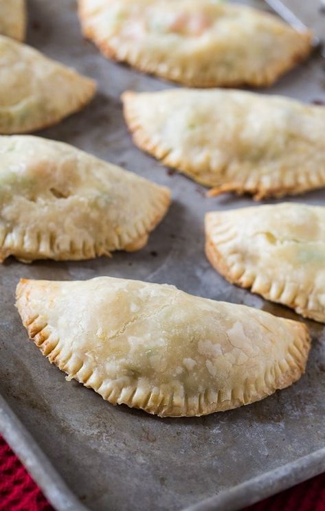 Chicken Pot Pie Turnovers Pie Turnovers, Pot Pie Recipes, Delicious Chicken Pot Pie, Pie Pockets, Spicy Southern Kitchen, Hand Food, Hp Sauce, Hand Pie Recipes, Fried Pies