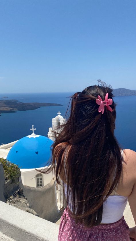 #santorini #greece #grece #grecia #fira #oia #summer #mammamia #greek #islands greek islands greek food aesthetic flower hair claw Santorini Greece Fira, Greek Girl Aesthetic, Greece Accessories, Grecia Aesthetic, Lifestyle Manifestation, Greece Girl, Oia Greece, Everyday Hairstyle, Flower Hair Claw