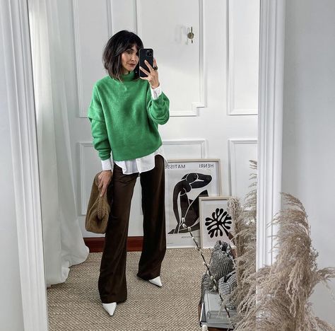 Jumper Outfit Winter, Green Jumper Outfit, Sweater Outfits Dressy, Green Sweater Outfit, Crew Neck Sweater Outfit, Dark Green Pants, Corporate Baddie, Jumper Outfit, Chic Fall Outfits