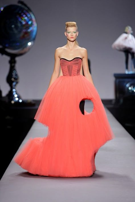 victor and rolf Viktor And Rolf, Victor And Rolf, Haute Couture Style, Sculptural Fashion, Crazy Fashion, Weird Fashion, Couture Mode, Viktor & Rolf, Coral Dress