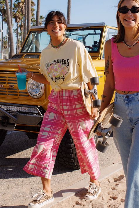 Oversize Outfit, Gingham Pants, Dungarees Shorts, Oversize Fashion, Flowers Print, Gingham Print, Accessories Jacket, Oversized T Shirt, Oversized Tee