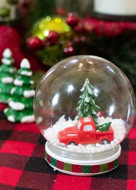 These fun and festive DIY Waterless Christmas Snow Globes make the perfect holiday craft for kids and adults alike to make and make an excellent Christmas gift. Snowglobe Diy, Snow Globes Diy, Waterless Snow Globe Diy, Homemade Snow Globes, Waterless Snow Globe, Globe Crafts, Christmas Beads, Christmas Shopping List, Christmas Snow Globe