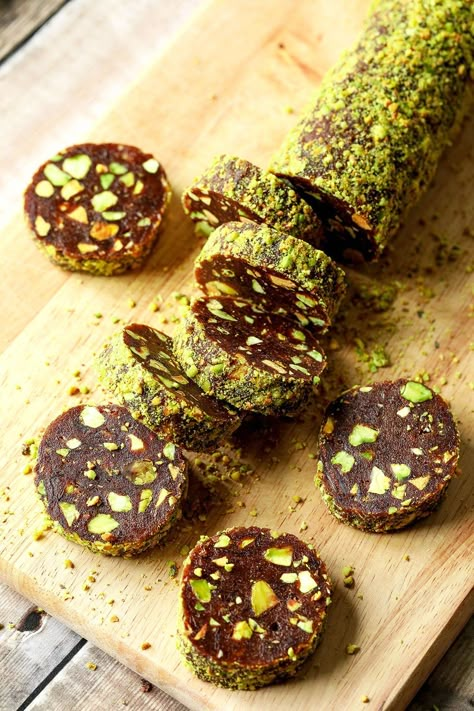 Chocolate Salami Recipe, Chocolate Salami, Salami Recipes, Pistachio Recipes, Date Recipes, Slices Recipes, Idee Pasto Sano, Easy Chocolate, Healthy Sweets