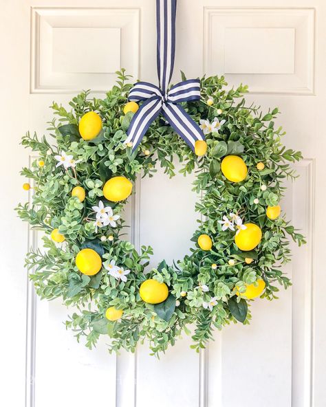 Easy Lemon Wreath Tutorial - it's SO quick and easy! Lemon Wreath Diy, Chair Reupholstery, Lemon Crafts, Easy Wreaths, Diy Spring Wreath, Lemon Wreath, Door Wreaths Diy, Summer Door Wreaths, Boxwood Wreath