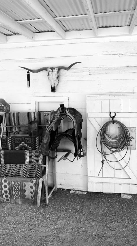 White Western Wallpaper, White Western Aesthetic, Black And White Aesthetic Western, Vintage Western Photography, Black And White Western Aesthetic, Punchy Western Wallpaper Iphone, Western Background, Cowgirl Wallpaper, Western Grunge Aesthetic