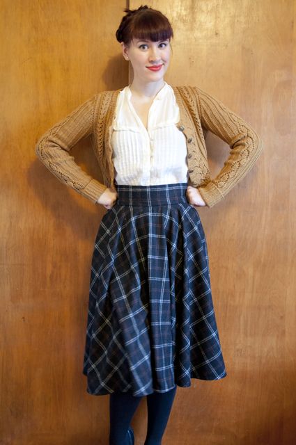 50s Skirt Outfit, 1950 Skirt, Circle Skirt Outfits, 50s Skirt, Vintage Bakery, Outfit Cardigan, Knitting Blogs, Hand Knitted Sweaters, Skirt Outfit