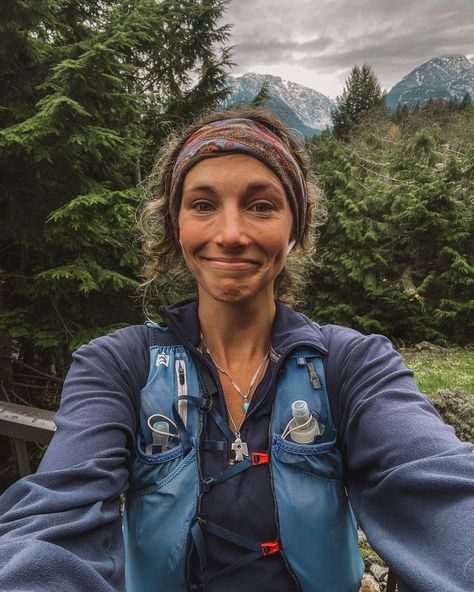 trail running, mountains, british columbia, trail running vest Trail Running Aesthetic, Running Girly, Hiker Girl Aesthetic, Trail Running Women, Hiker Girl, Fall Running, Tomboy Girls, Running Goals, Nature Outfits