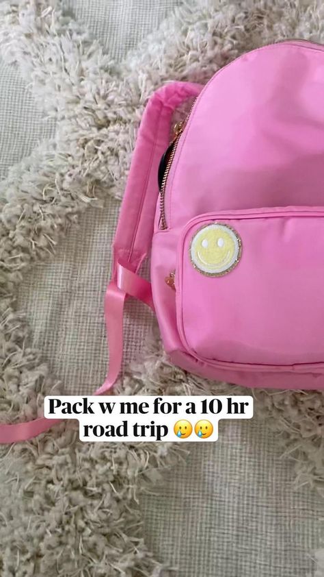 Preppy Travel Bags, Pack W Me, Preppy Packing, Travel Organization Packing, Road Trip Necessities, Trip Essentials Packing Lists, Road Trip Bag, Road Trip Kit, Trip Bag