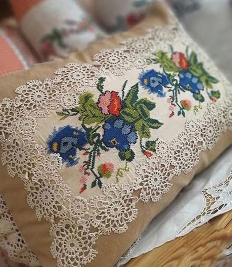 Doilies Crafts, Cushion Embroidery, Lace Pillow, Cross Stitch Pillow, Crochet Stitches Video, Crochet Table Runner, Sewing Pillows, Floral Cross Stitch, Crochet Pillow