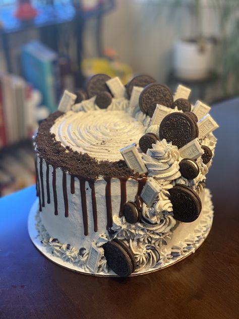 Oreo Decorated Cake, Oreo Birthday Cake Ideas, Oreo Cake Decorating Ideas, Oreo Cake Designs, Cupcakes Summer, Kue Disney, Barbie Themed Cake, Graduation Sugar Cookies, Luau Cupcakes