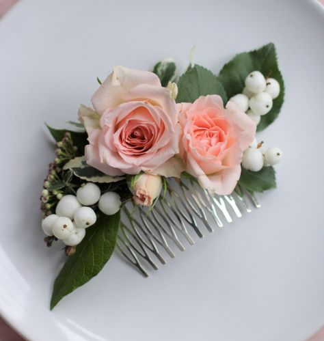 Fresh Flower hair comb: wedding party bridesmaids or hen do. #weddingflowers #wedding #flowers #hair Fresh Flowers Hair Wedding, Floral Fascinators Hair Pieces, Fresh Flower Hair Comb, Flower Hair Comb Wedding, Bridal Flower Hair Comb, Floral Bridal Comb, Floral Hair Accessories, Floral Hair Comb, Floral Comb