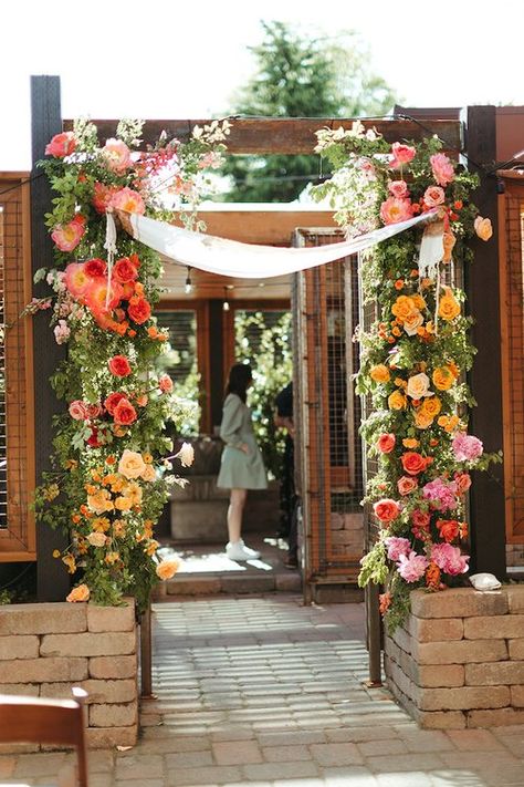 Wedding Chuppah Flowers Romantic, Minimalist Chuppah, Wooden Chuppah, Wedding Chuppah Flowers, Huppah Wedding, Floral Chuppah, Chuppah Flowers, Wedding Pergola, Dahlia Wedding