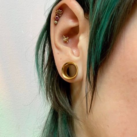 Ear Guage Piercing, Double Gage Ears, Gauge Ears Women, 8mm Stretched Ears, 10 Gauge Ears, 8 Gauge Ears, Small Stretched Ears Classy, Gold Ear Tunnels, Gauges On Women