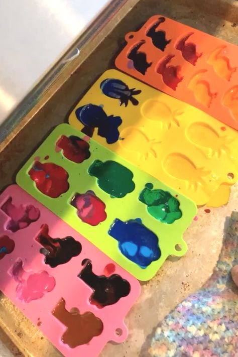 Melt Crayons In Molds, How To Melt Crayons Into Molds, Melted Crayon Molds, Aba Crafts, How To Melt Crayons, Crayon Silicone Mold, Crayon Ideas, Melt Crayons, Homemade Crayons